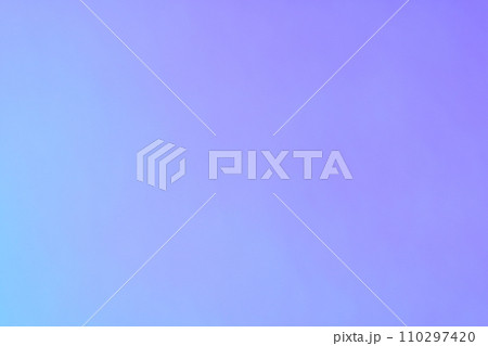 青・紫色系シンプルでファンタジーな背景　グラデーション　 110297420