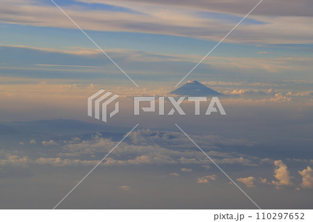 飛行機から見た夕焼け空 飛行機から見た夕焼け空 110297652