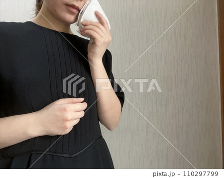 泣く喪服の女性 泣く喪服の女性 110297799