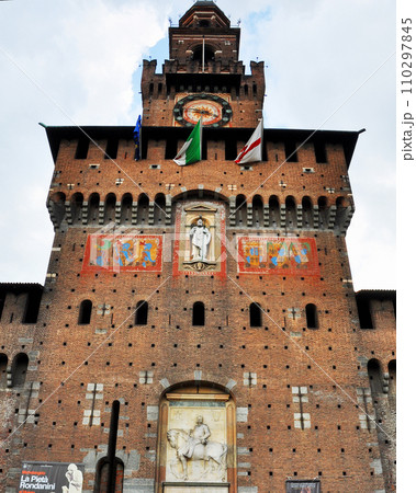 イタリア ミラノ スフォルツェスコ城 フィレーテの塔 正面 イタリア ミラノ スフォルツェスコ城 フィレーテの塔 正面 110297845