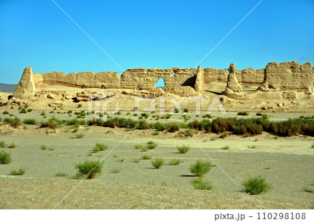 シルクロード　中国　甘粛省　河西回廊　河倉城址 110298108