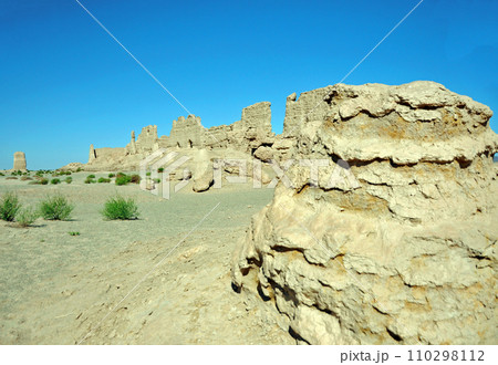 シルクロード　中国　甘粛省　河西回廊　河倉城址 110298112