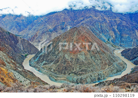 中国　雲南省　早春の揚子江上流・金沙江月亮湾 110298119