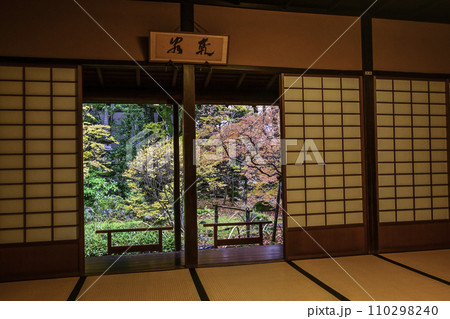寺島蔵人邸の紅葉 寺島蔵人邸の紅葉 110298240