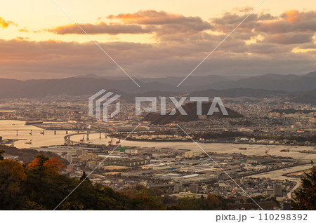 串掛林道から望む夕刻の広島市の眺め 串掛林道から望む夕刻の広島市の眺め 110298392