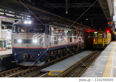 夜の駅を通過する貨物列車（JR貨物・EF510-301号機） 110298889