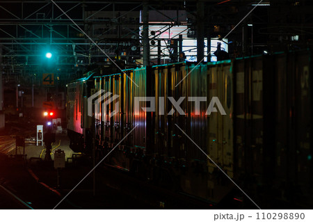 深夜の駅を通過する貨物列車（JR貨物・EF510-301号機） 110298890