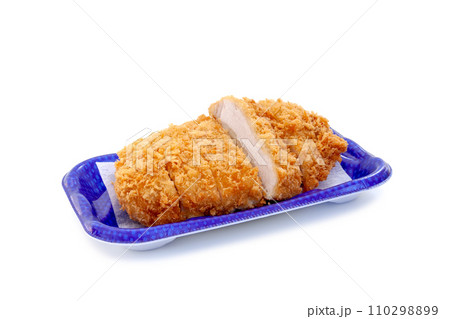 食品トレーに入ったトンカツ【白背景・切り抜き】 110298899