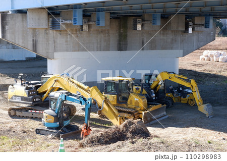 河川工事用に集結した重機 110298983