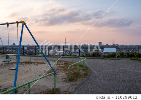 【釜ヶ洞北公園】夕暮れ時の公園と街並み 110299012