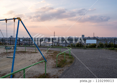 【釜ヶ洞北公園】夕暮れ時の公園と街並み 110299013