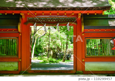 京都　新緑の貴船神社　奥宮（京都府京都市） 110299457