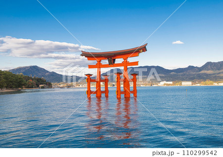 海に浮かぶ厳島神社大鳥居 海に浮かぶ厳島神社大鳥居 110299542