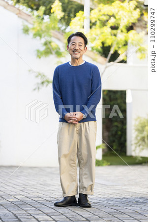 カメラ目線で笑顔の50代半ばの男性 カメラ目線で笑顔の50代半ばの男性 110299747