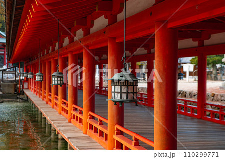 厳島神社の社殿「回廊」 厳島神社の社殿「回廊」 110299771