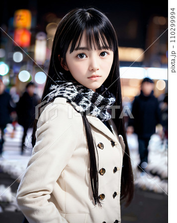 AI画像　雪景色の夜の街角で寂しそうに振り返る若い女性 110299994