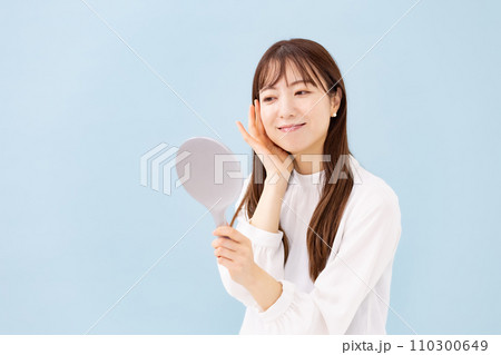 鏡を見る女性 美容 鏡を見る女性 美容 110300649