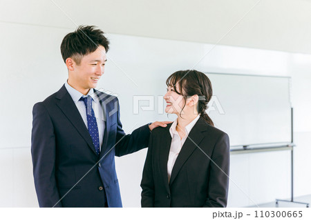 会議室・オフィスにいる若い日本人ビジネスマンとビジネスウーマン 110300665