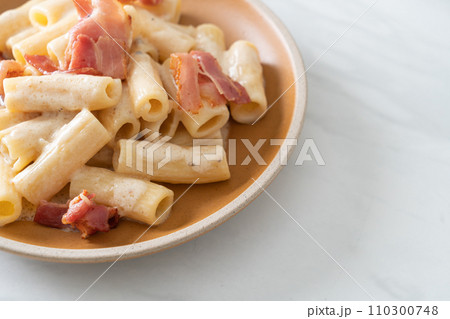 spaghetti rigatoni pasta with white sauce and bacon spaghetti rigatoni pasta with white sauce and bacon 110300748