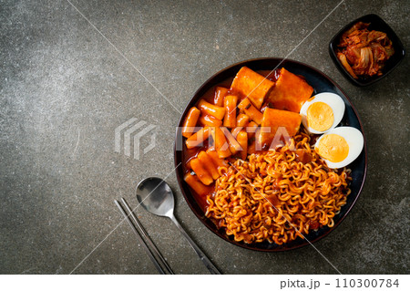 Korean instant noodles with Korean rice cake and fish cake and boiled egg 110300784