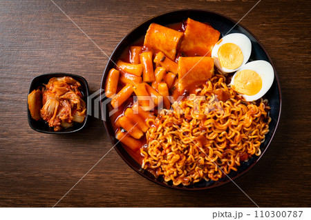 Korean instant noodles with Korean rice cake and fish cake and boiled egg 110300787