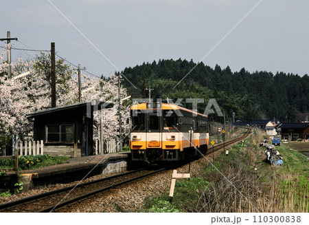 1988年 能登鉄道 中居駅に止まる気動車 1988年 能登鉄道 中居駅に止まる気動車 110300838