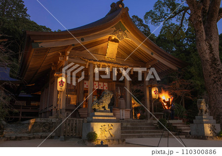 ライトアップされた竈門神社の拝殿 110300886