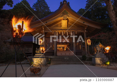 ライトアップされた竈門神社の拝殿 110300887