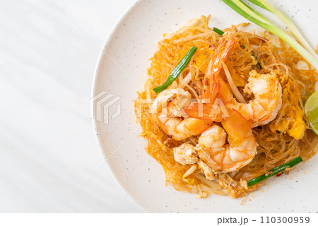 Vermicelli Pad Thai or Thai stir fried vermicelli with shrimps 110300959