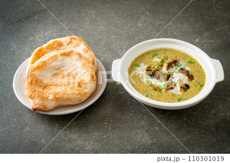 Afghani chicken in green masala curry or Hariyali tikka chicken hara masala with roti or naan bread Afghani chicken in green masala curry or Hariyali tikka chicken hara masala with roti or naan bread 110301019