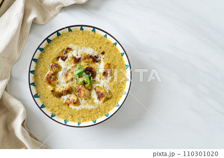 Afghani chicken in green curry or Hariyali tikka chicken hara masala 110301020