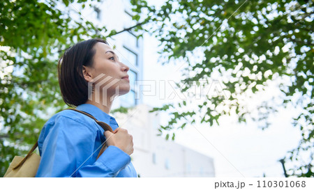 女性　見上げる　 110301068