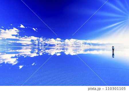 ミラーレイク・ウユニ塩湖に差し込む太陽光線合成 ミラーレイク・ウユニ塩湖に差し込む太陽光線合成 110301105