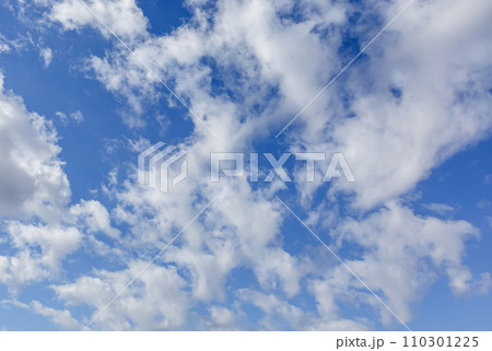 青空の天空に浮く雲の造形【背景素材】 110301225