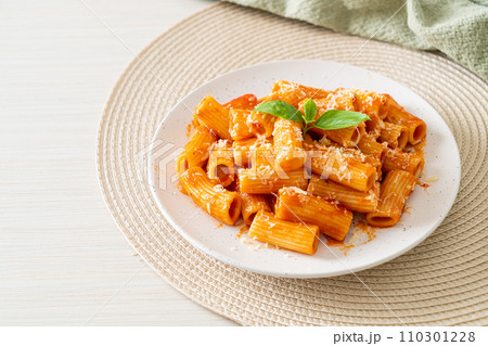Rigatoni pasta with tomato sauce and cheese 110301228