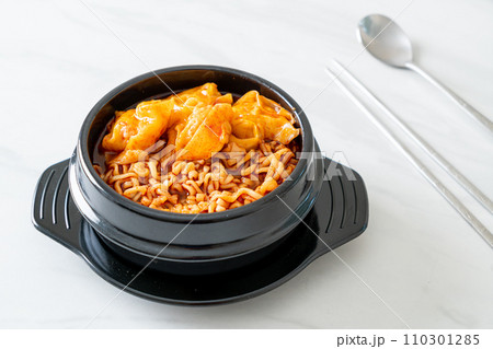 Korean instant noodles with dumplings 110301285