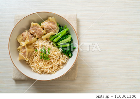 dried egg noodles with pork wonton or pork dumplings without soup 110301300