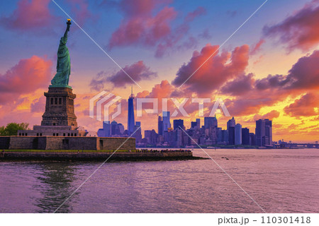 自由の女神とマンハッタン夕景 110301418