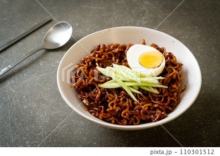 Korean Instant Noodle with Black Bean Sauce (Jajangmyeon or JJajangmyeon) 110301512
