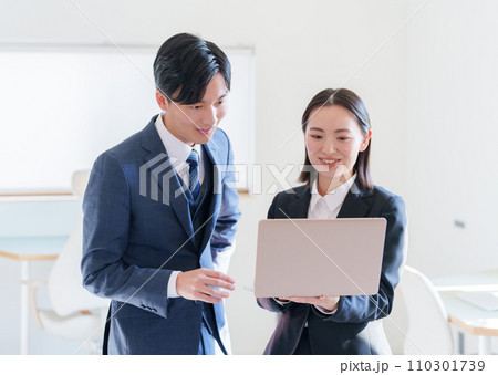会話するビジネスパーソン 110301739
