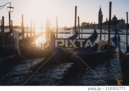 ベネチアのゴンドラ越しのレデントーレ教会 110301771