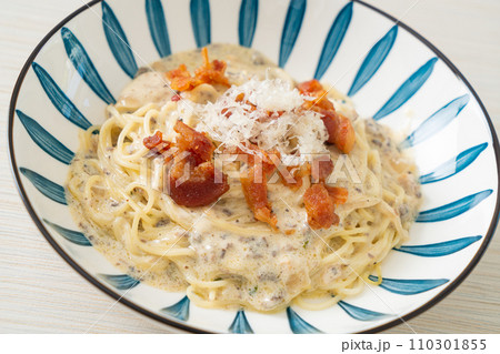 spaghetti with truffle cream sauce and mushroom 110301855