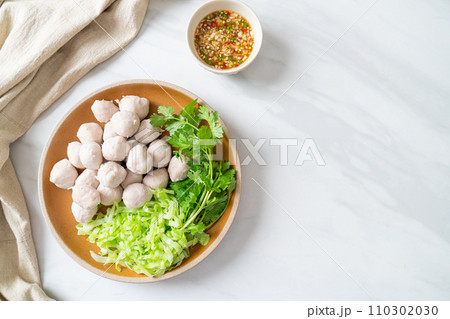 pork meatball with vegetable and spicy sauce 110302030