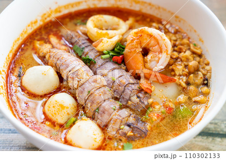 spicy seafood noodles bowl in Thai style 110302133