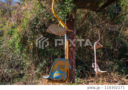 山の中に残されたリフトの廃墟 110302171