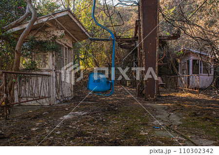 山の中に残されたリフトの廃墟 山の中に残されたリフトの廃墟 110302342