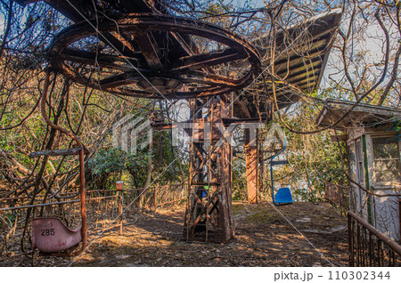 山の中に残されたリフトの廃墟 110302344