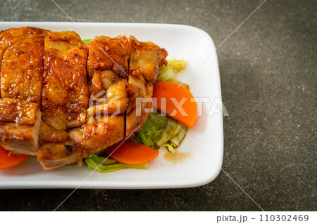 teppanyaki chicken steak with cabbage and carrot 110302469