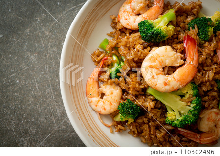 fried rice with broccoli and shrimps 110302496