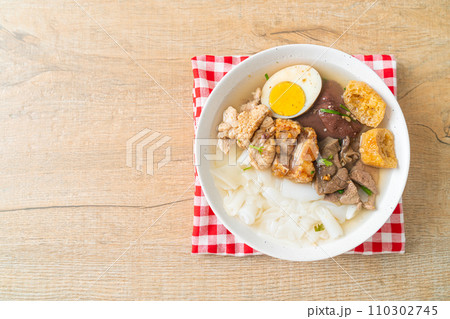paste of rice flour or boiled Chinese pasta square in clear soup 110302745